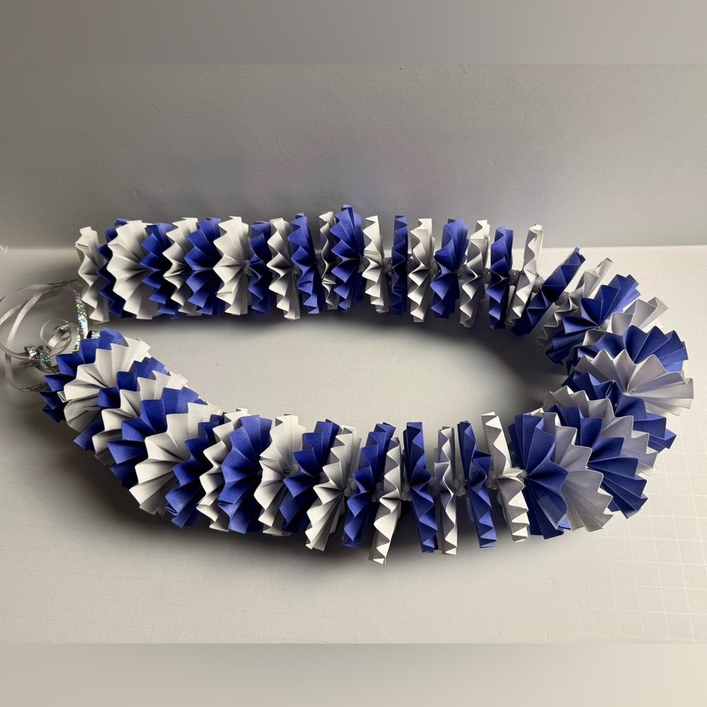 Handmade Blue & White Paper Lei - Picture 4 of 6